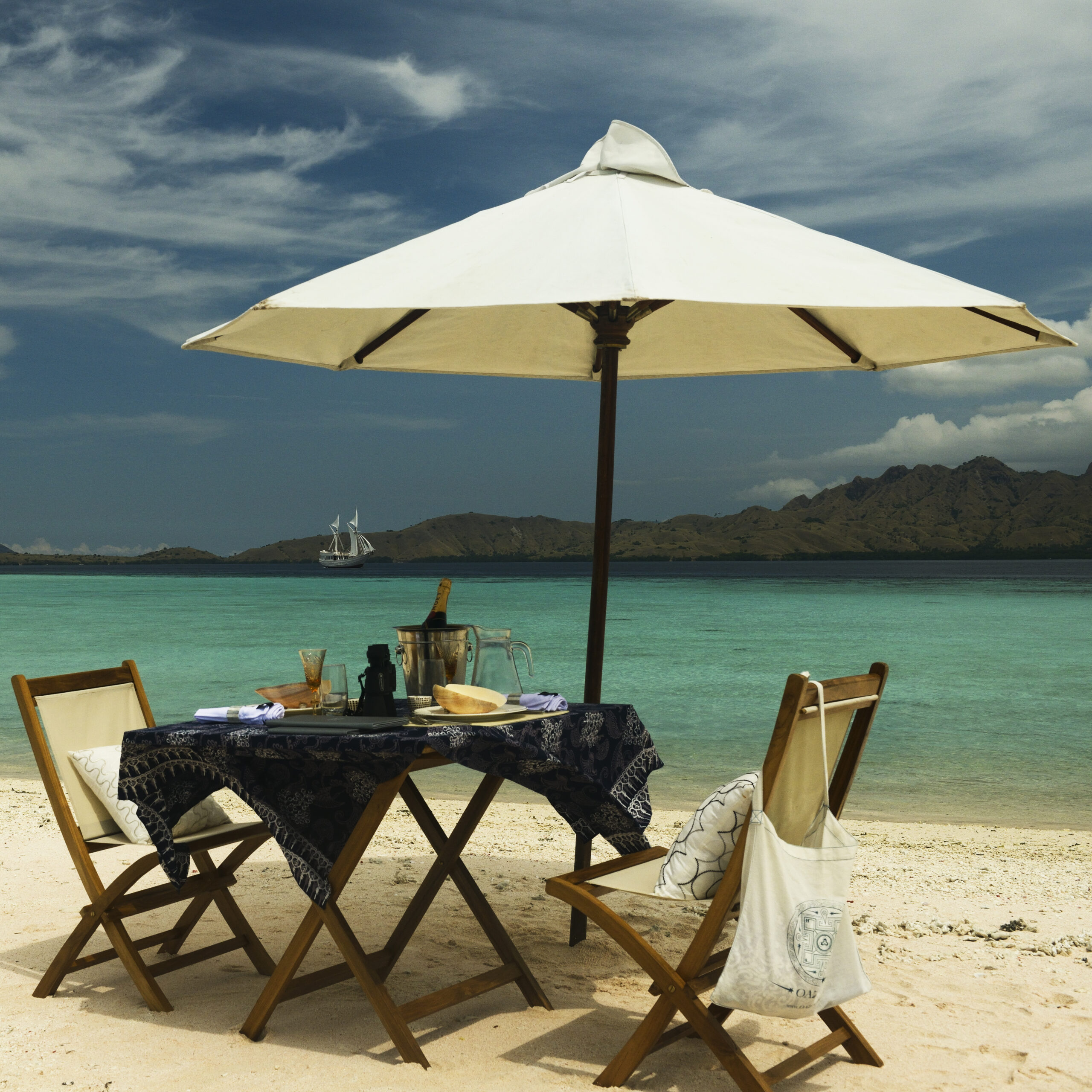 beach_dinner_Private_Yachtcharter_Indonesien_Travel_Deluxe