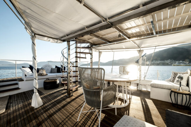 Terrasse__private_yachtcharter_Griechenland_Travel_Deluxe